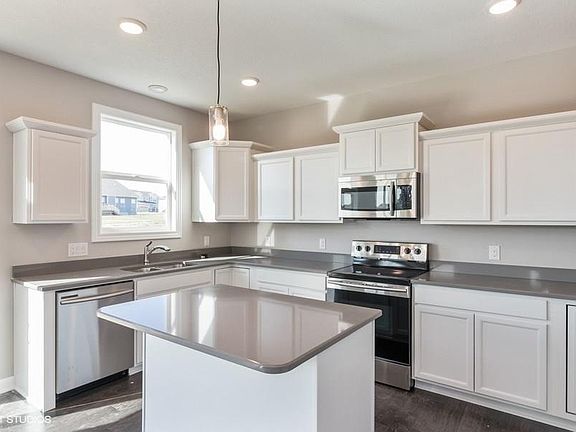 5th image of 650 SE Maxwell Dr