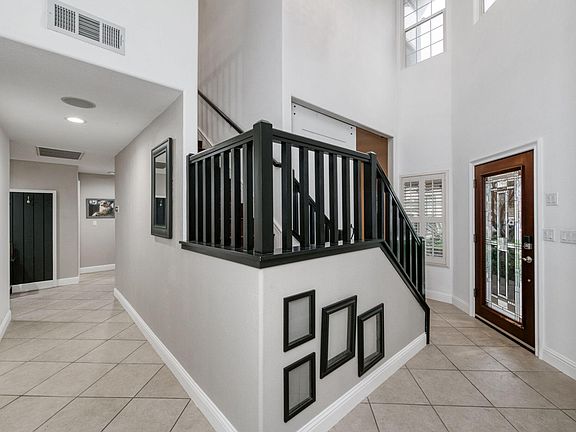 5th image of 1015 E Chestnut Court