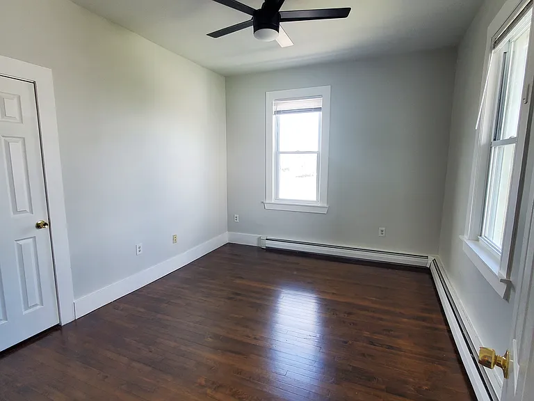 104-106 Hutchinson St #1 — Photo 4