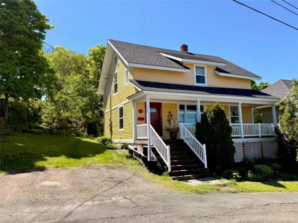 24 Stanley St, Campbellton, NB E3N 1G9