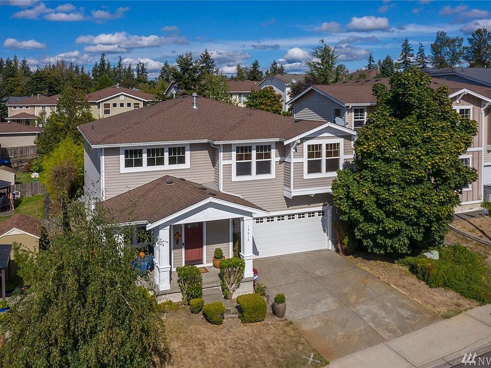 This 4 bedroom 2.5 bath home features 3200 square foot home, family room, game room, home office and bonus room.