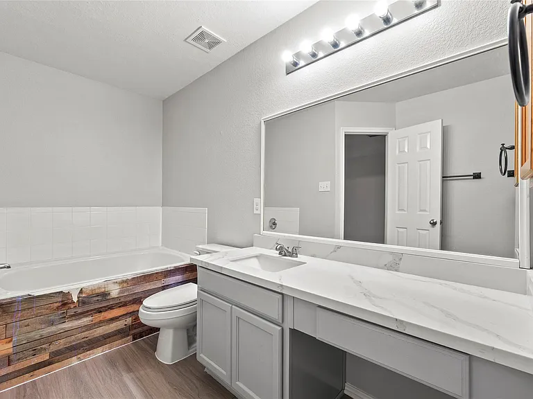 7606 Hillsdale Park Ct — Photo 12