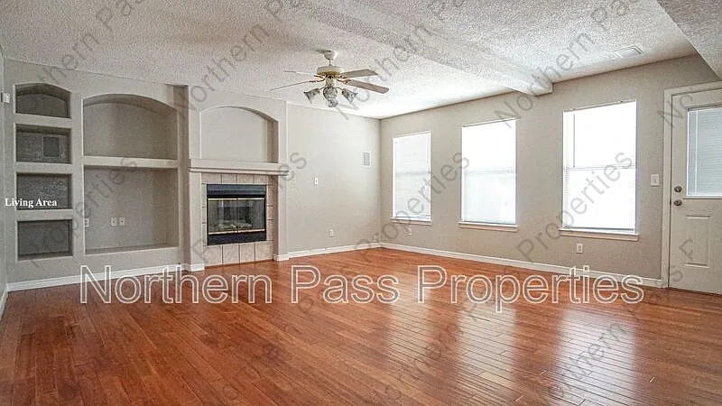 3 bed, 2.5 bath, 2024 sqft, $1,975 — Photo 3