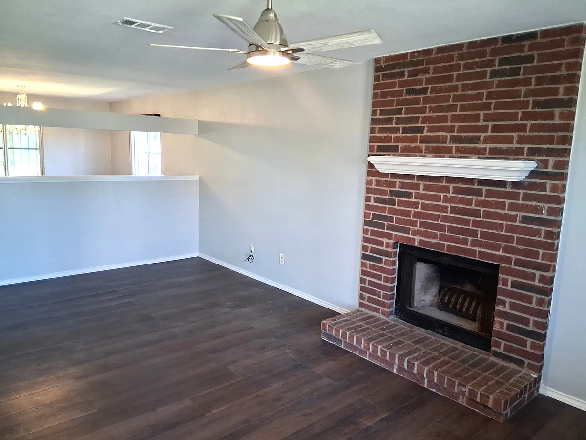 Living Room - 4914 Parkwood Dr