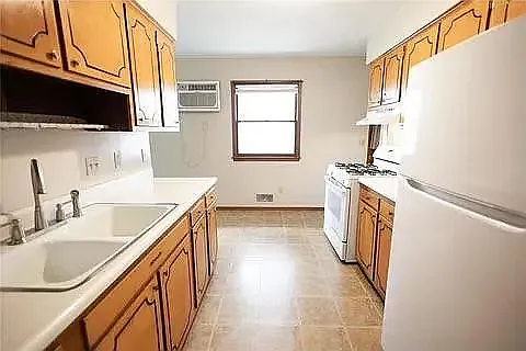 1613 Taylor Ave — Photo 4