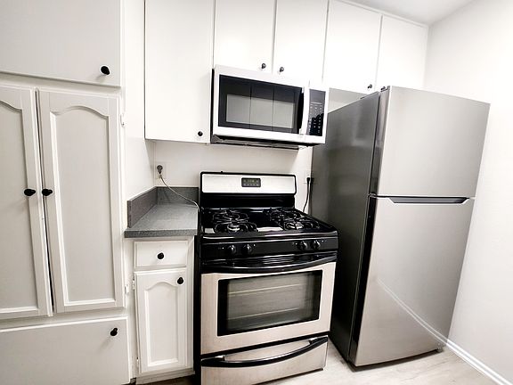 5th image of 400-412 N Serrano Ave #209