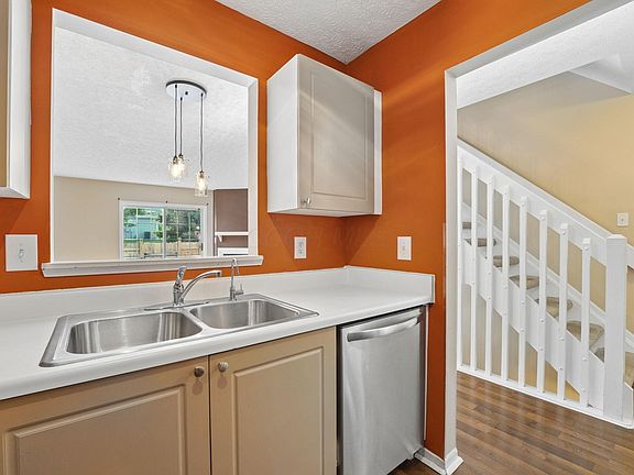 4th image of 202 Hawkins Ln #90E