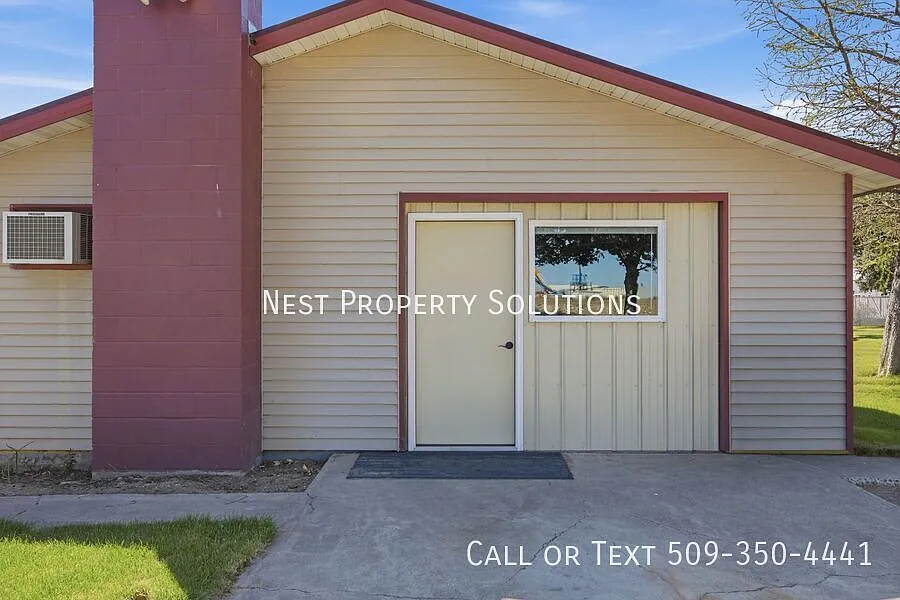 Private Retreat on Frontage Road! — Photo 2
