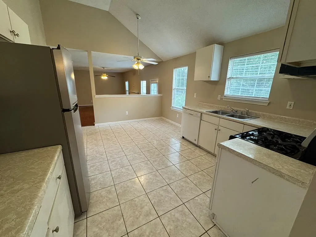 3 bed, 2.5 bath, 2073 sqft, $2,095 — Photo 3