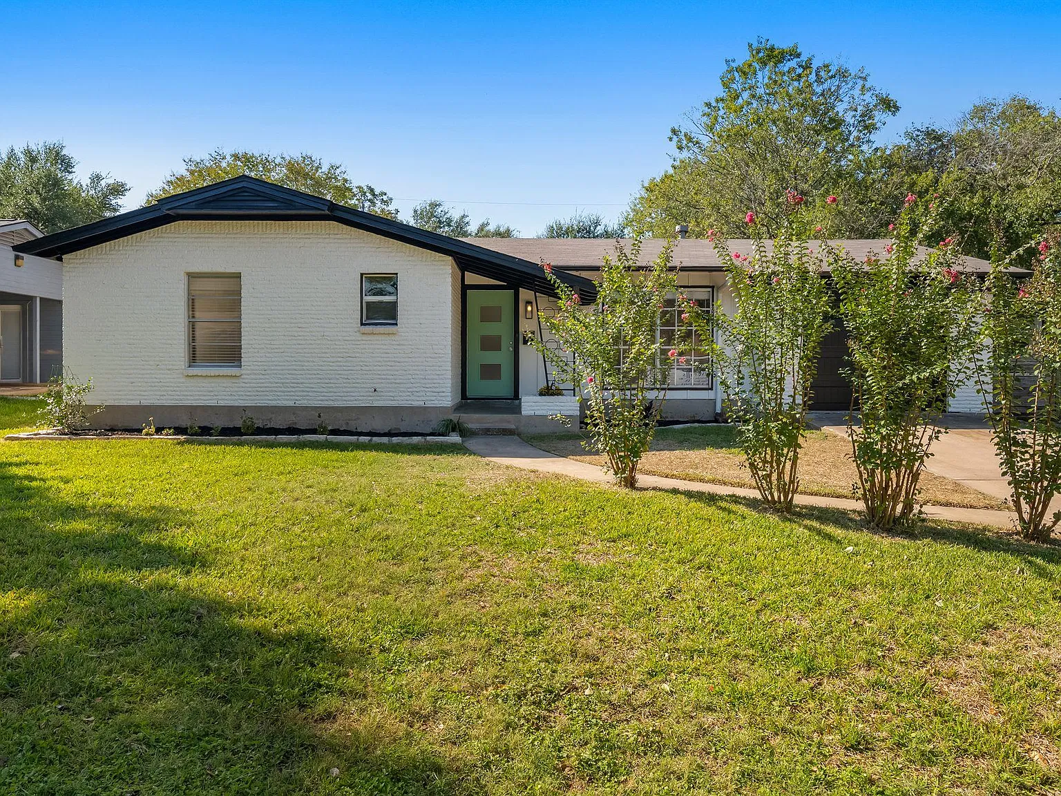 3 bed, 2.0 bath, 1099 sqft, $2,500 — Photo 1