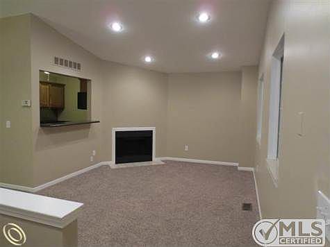 4 - Living Room.JPG