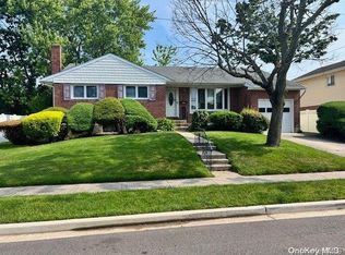 147 Washington St, Farmingdale, NY 11735