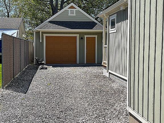 4th image of 778 Warwick Dr