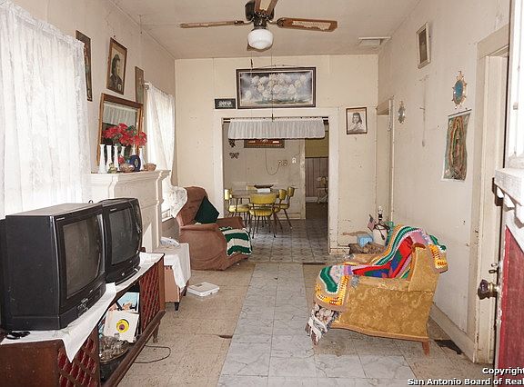 3rd image of 1831 Lyons St