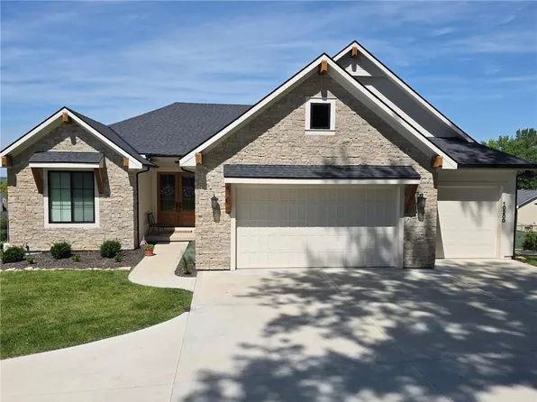 10200 River Hills Dr, Kansas City, MO 64152