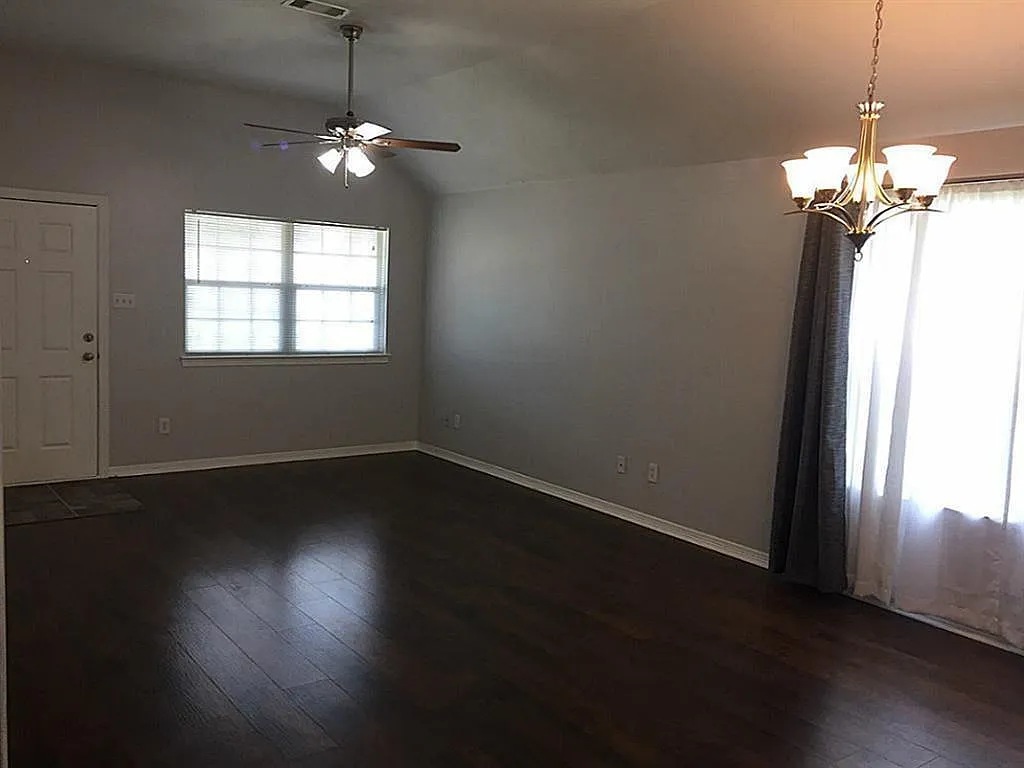 3 bed, 2.0 bath, 1179 sqft, $1,595 — Photo 2