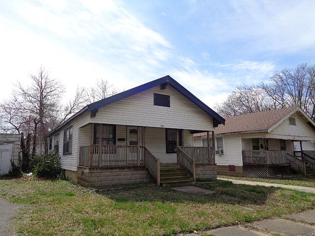 1st image of 210 E Belleville St