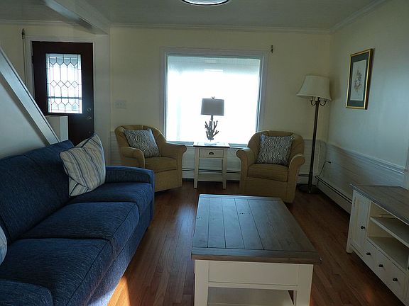 Living rm overlooking ocean