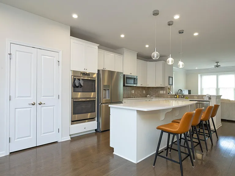 1021 Brownsmith Dr — Photo 2