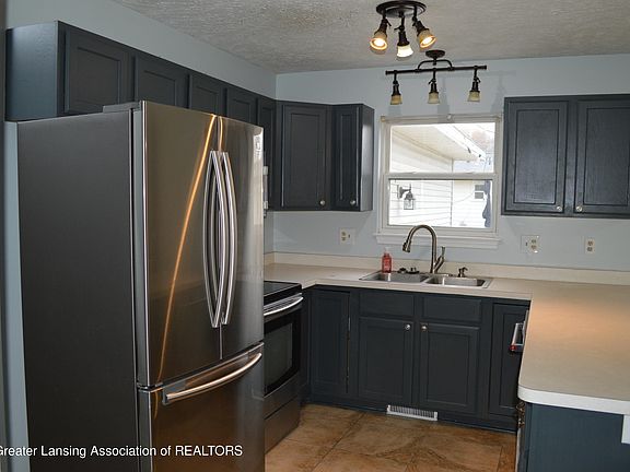 4th image of 103 Thornway St