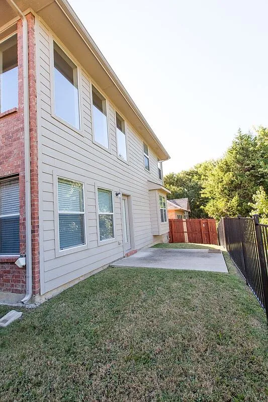 4 bed, 2.5 bath, 2614 sqft, $2,650 — Photo 2