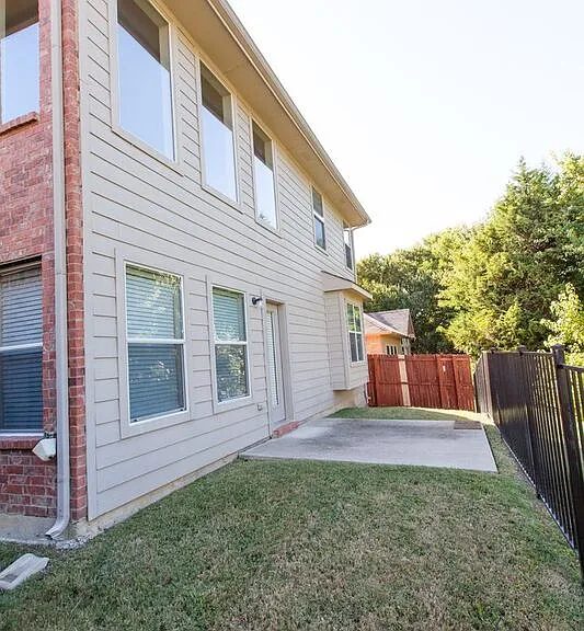 2805 Gooseberry Dr — Photo 2