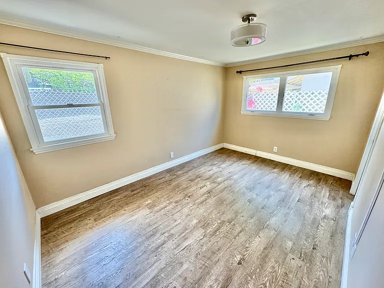 11426 Collett Ave — Photo 7