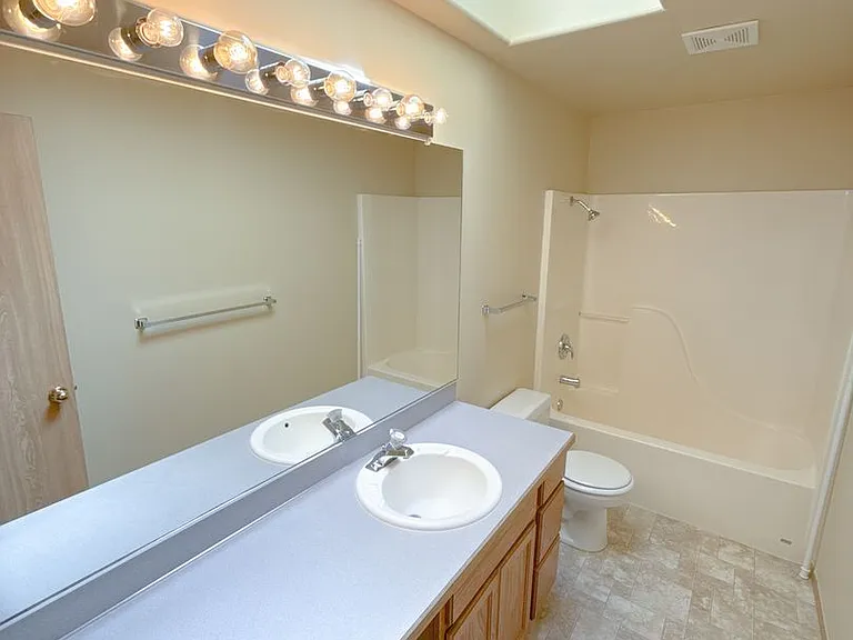 5542-5542 Glenridge Way — Photo 11