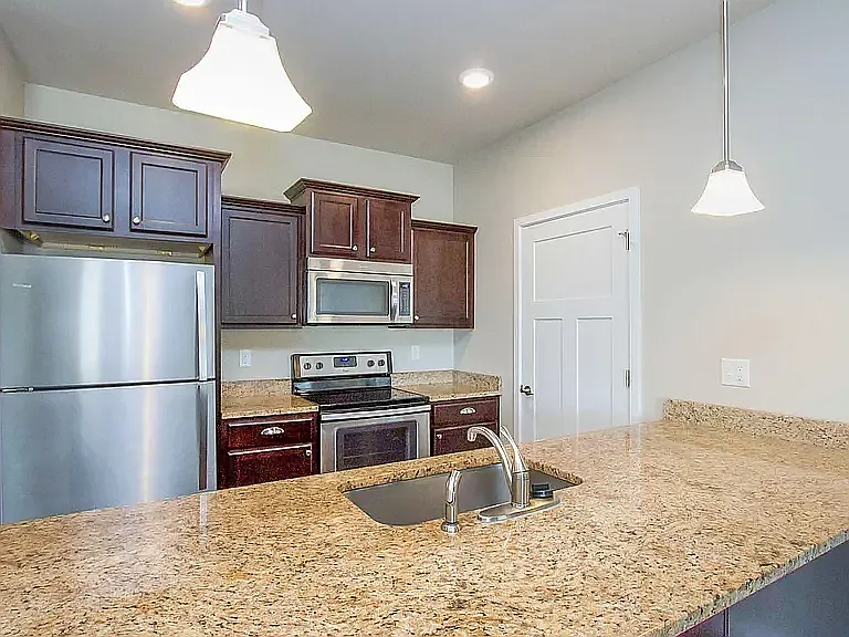 3 bed, 1294 sqft, $1,653 — Photo 4