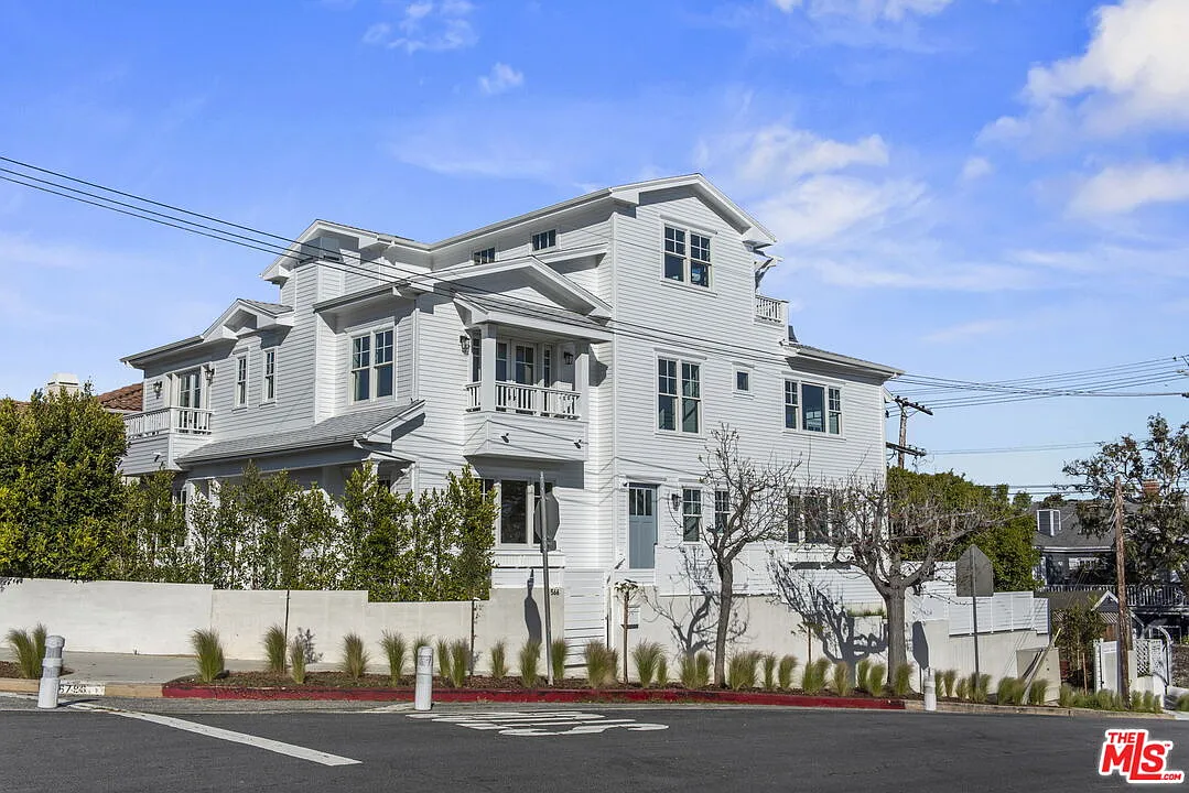 5 bed, 6.0 bath, 5656 sqft, $20,000 — Photo 2
