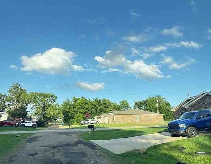 Exterior Neighborhood (street photo)