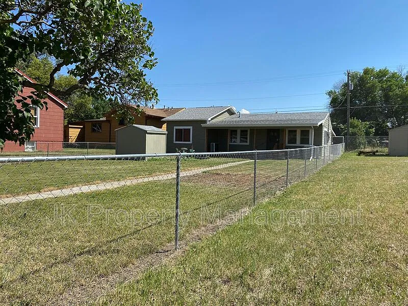 2 bed, 1.0 bath, 1168 sqft, $1,300 — Photo 2