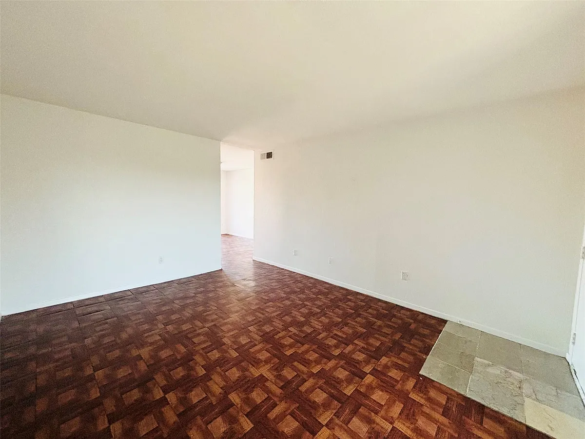 Building Photo - 9201 Clarewood Dr #129