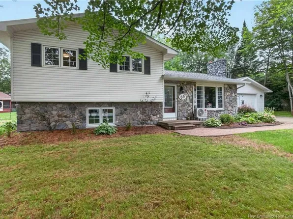 69 Thomas St, Dieppe, NB E1A 2C4