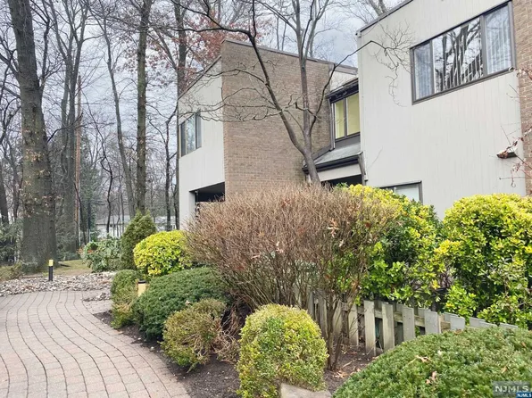 203 Pond Ter, Township Of Washington, NJ 07676