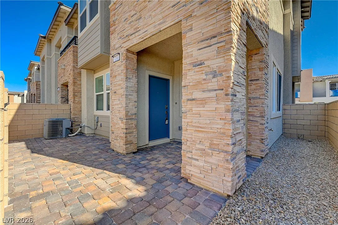 4 bed, 3.0 bath, 1926 sqft, $2,000 — Photo 2