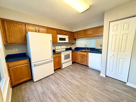 updated eat-in kitchen w/ new paint, flooring, fixtures and more!