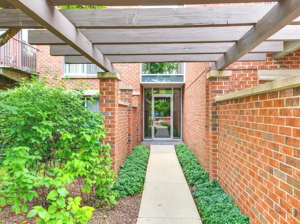 441 Kelburn Rd APT 111, Deerfield, IL 60015