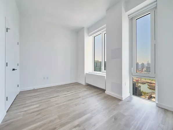 2455 3rd Avenue image 5 of 32