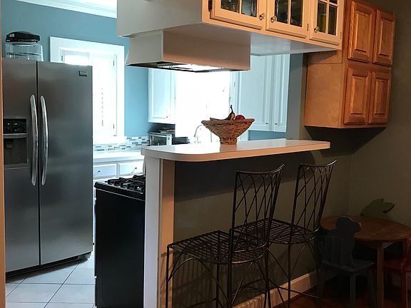 4th image of 348 Allen St