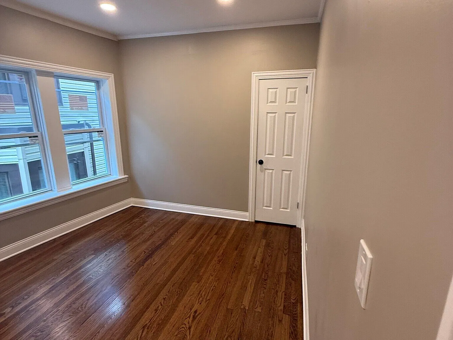 Newly Remodeled 3 Bedroom 2 Bath Unit In Edgewater — Photo 4
