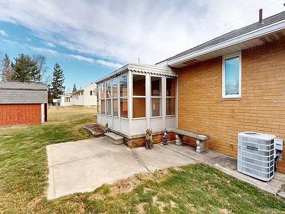 3rd image of 370 Home Rd S