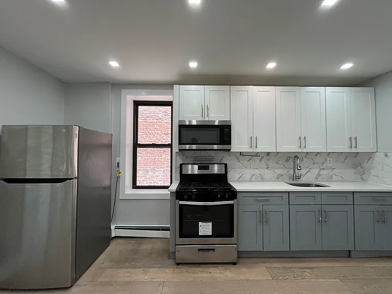 325 Avenue E — Photo 1