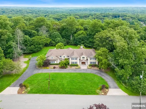 68 Eagle Rim Rd, Upper Saddle River, NJ 07458
