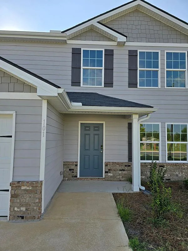 4 bed, 3.0 bath, 2014 sqft, $2,100 — Photo 2