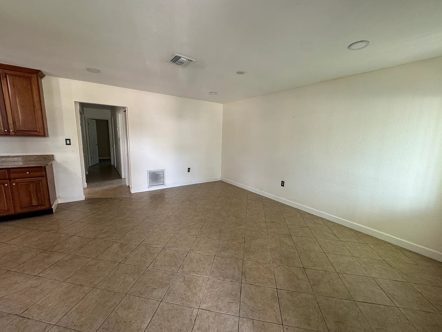 3 bed, 1307 sqft, $2,600 — Photo 3