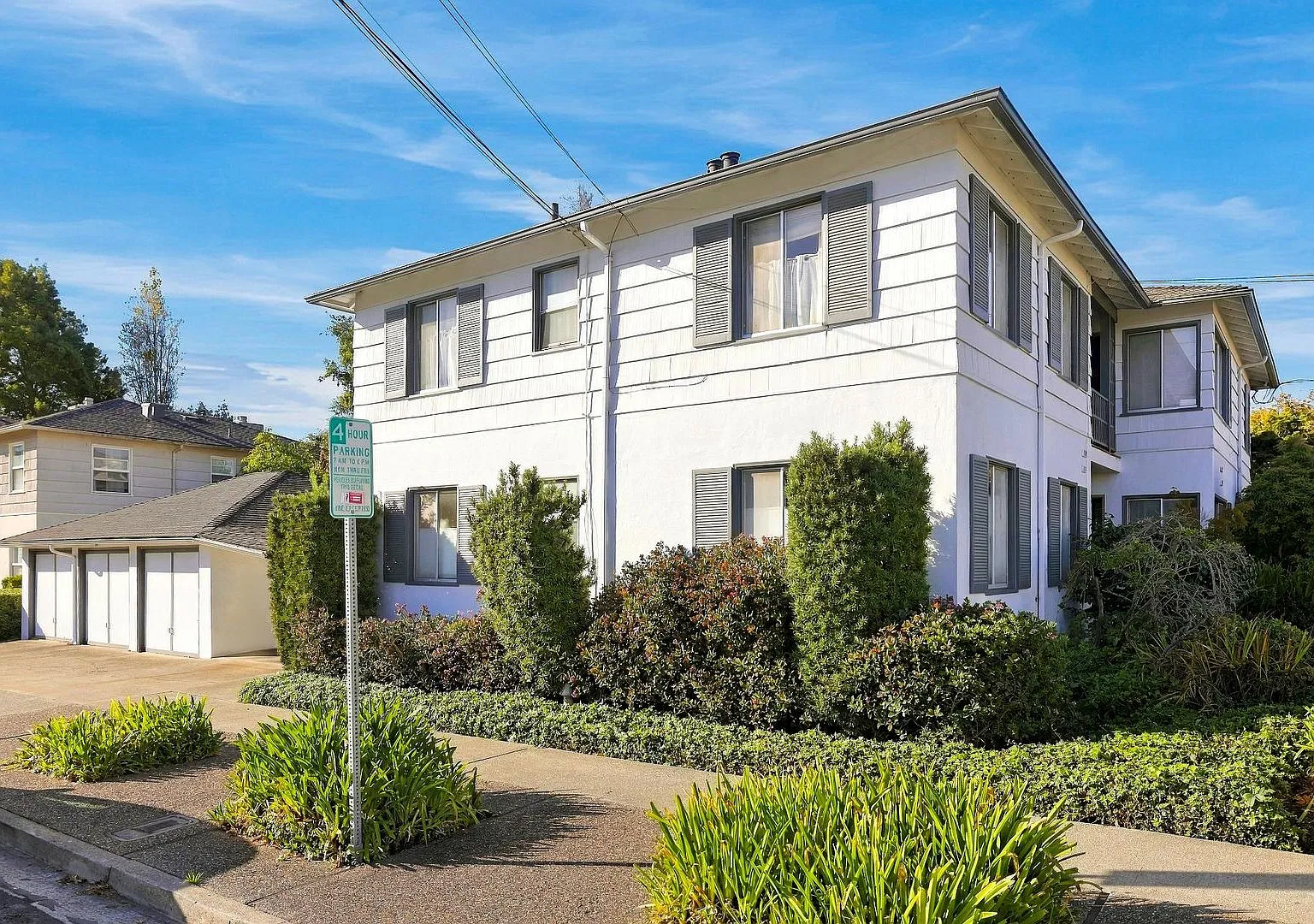 Spacious 2 Bedroom Upstairs Unit In El Cerrito! — Photo 2