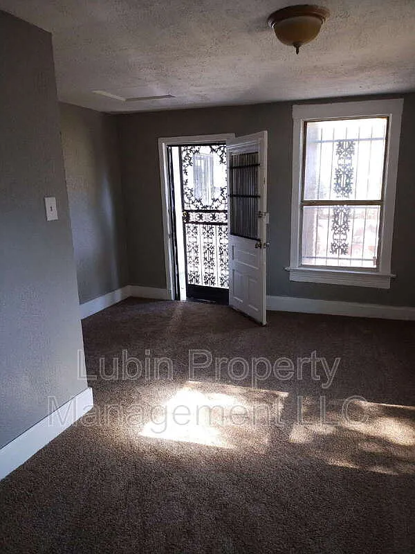 2 bed, 1.0 bath, 798 sqft, $849 — Photo 2