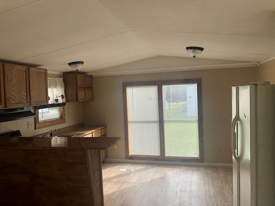 2nd image of 989 Mallalieu Dr SE Lot 19