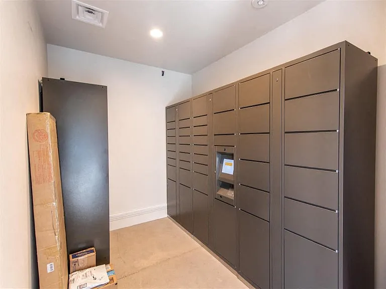 6 West Apartments — Photo 18